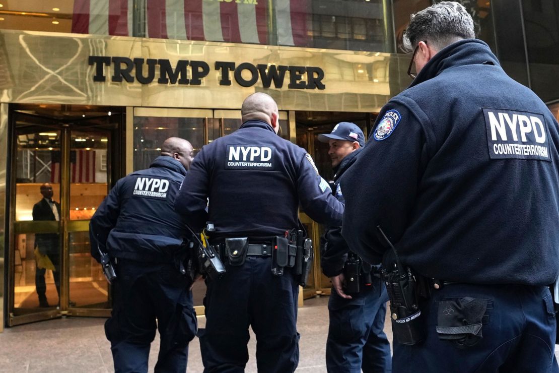 Varios miembros de la policía de Nueva York ingresan a la Trump Tower el viernes 31 de marzo en Nueva York.