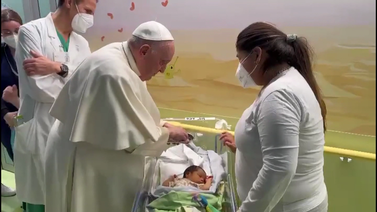 CNNE 1369143 - mira el momento en que francisco bautiza a un bebe en el hospital