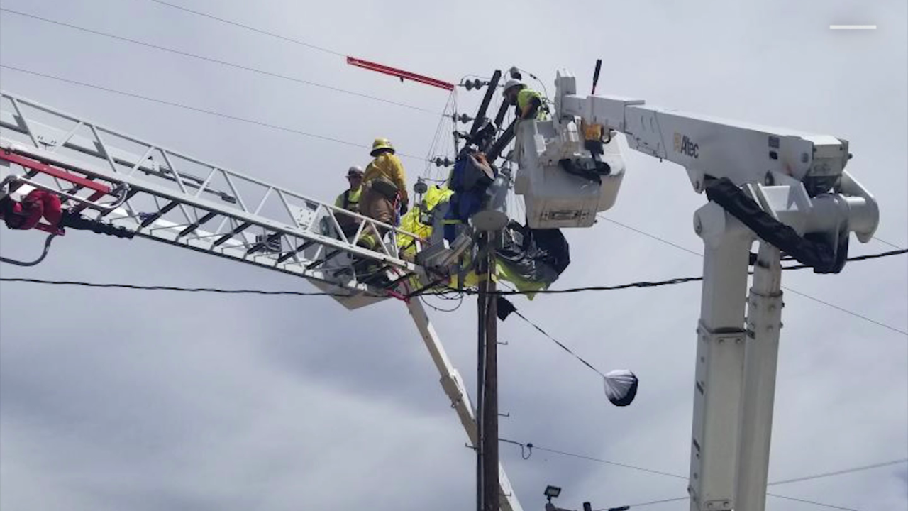 CNNE 1369205 - asi fue el complicado rescate de una paracaidista atrapada en cables de tension