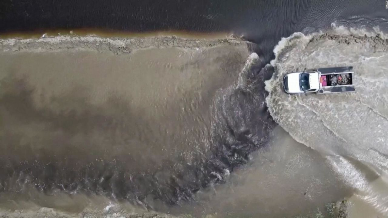 CNNE 1369242 - una carretera se convierte en rio tras la rotura de un dique en california