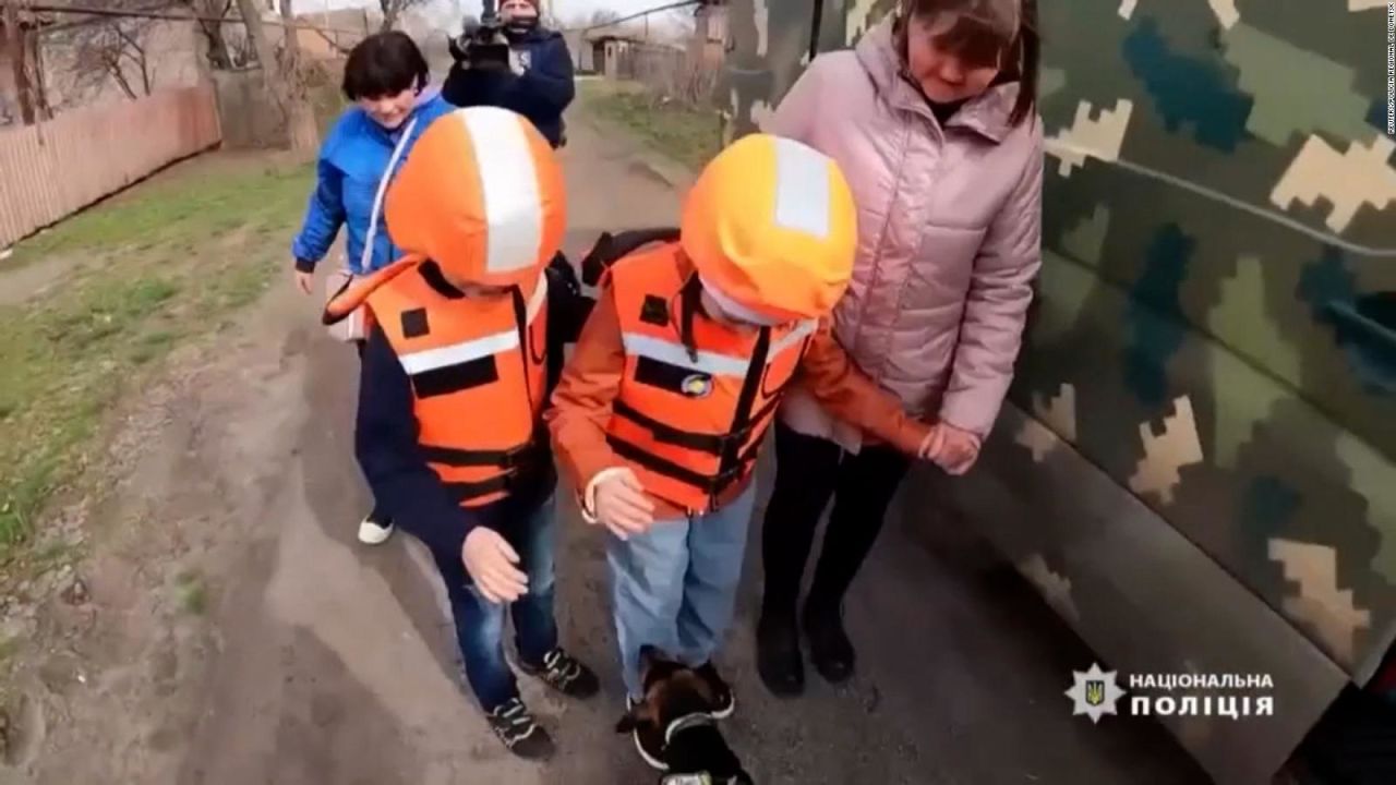 CNNE 1369265 - asi evacuan ninos ucranianos en medio de la guerra con rusia