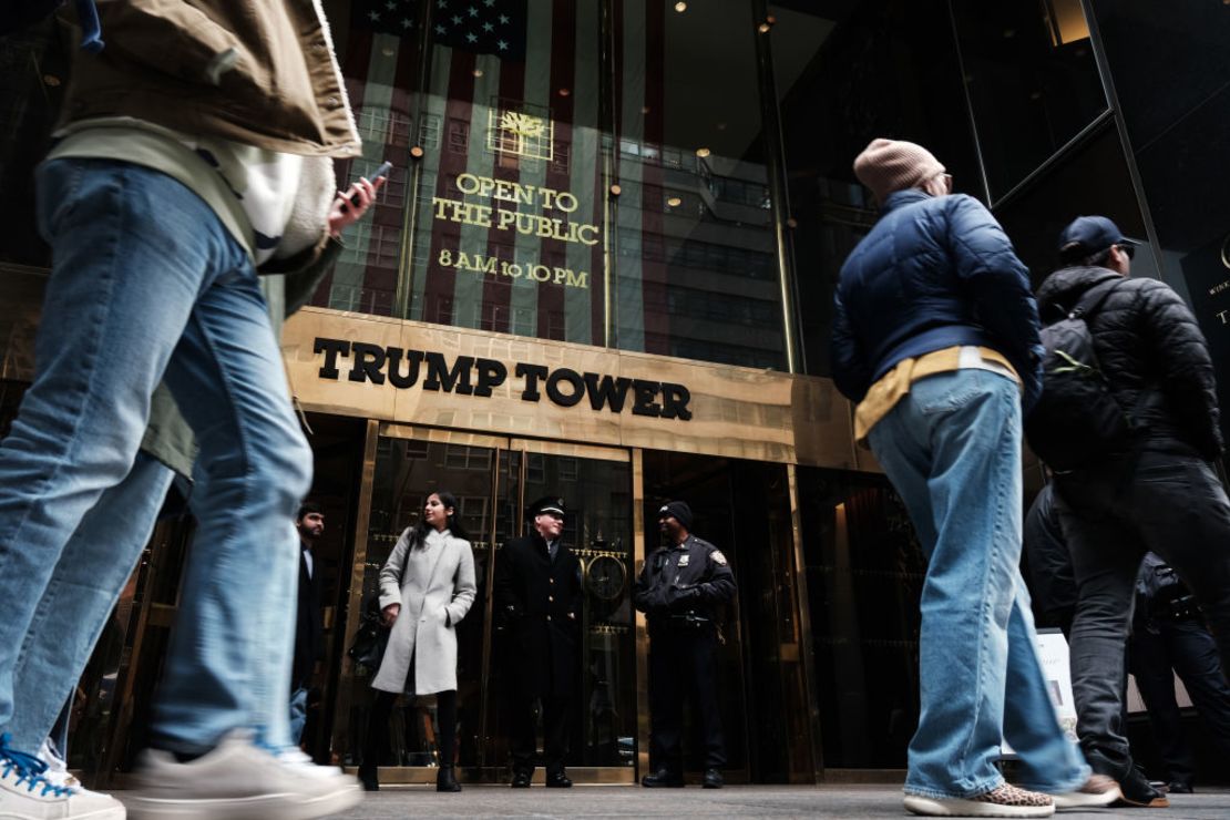 La gente camina por la Trump Tower en Nueva York el 31 de marzo de 2023. Crédito: Spencer Platt/Getty Images