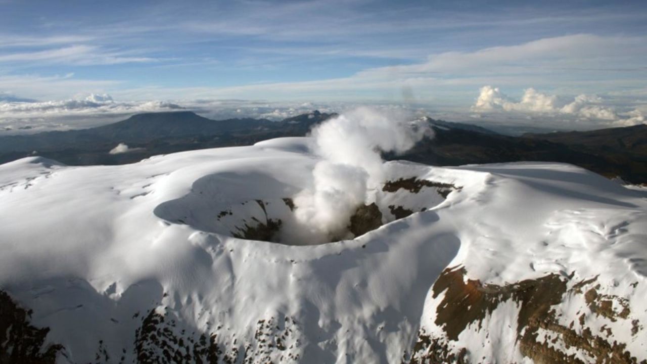 CNNE 1369439 - crece la alerta por posible erupcion de un volcan en colombia