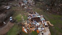 CNNE 1369469 - tornado divide una ciudad de arkansas