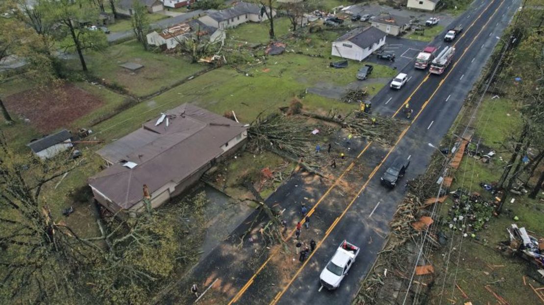 Las casas en E. Kiehl Ave. en Sherwood, Arkansas, sufrieron grandes daños el viernes después de que lo que se cree que fue un tornado azotó el área.