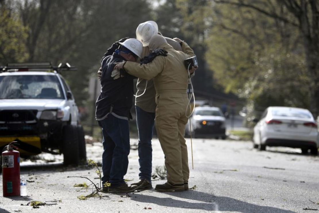 Un equipo de Summit Energy reza juntos antes de investigar una tubería de gas rota en Cammack Village, Arkansas, cerca de Little Rock, después de que un tornado arrasara el área el viernes.