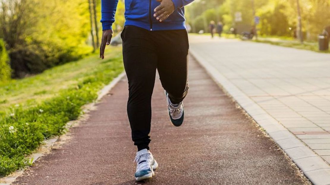 Obtén alivio del estrés haciendo ejercicio al aire libre. Pasar tiempo en la naturaleza puede mejorar la salud mental y física, según una investigación.inesbazdar/Adobe Stock