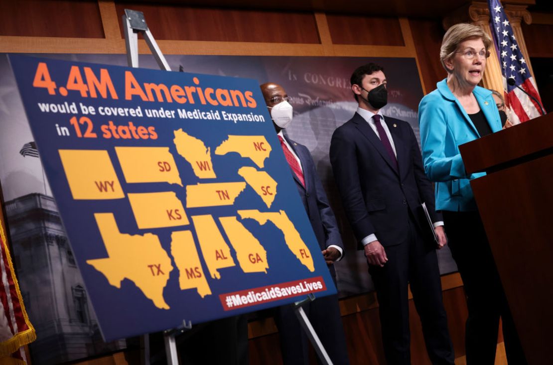 La senadora Elizabeth Warren habla sobre la expansión de Medicare y el paquete de reconciliación durante una conferencia de prensa con otros legisladores en el Capitolio de EE.UU. el 23 de septiembre de 2021 en Washington