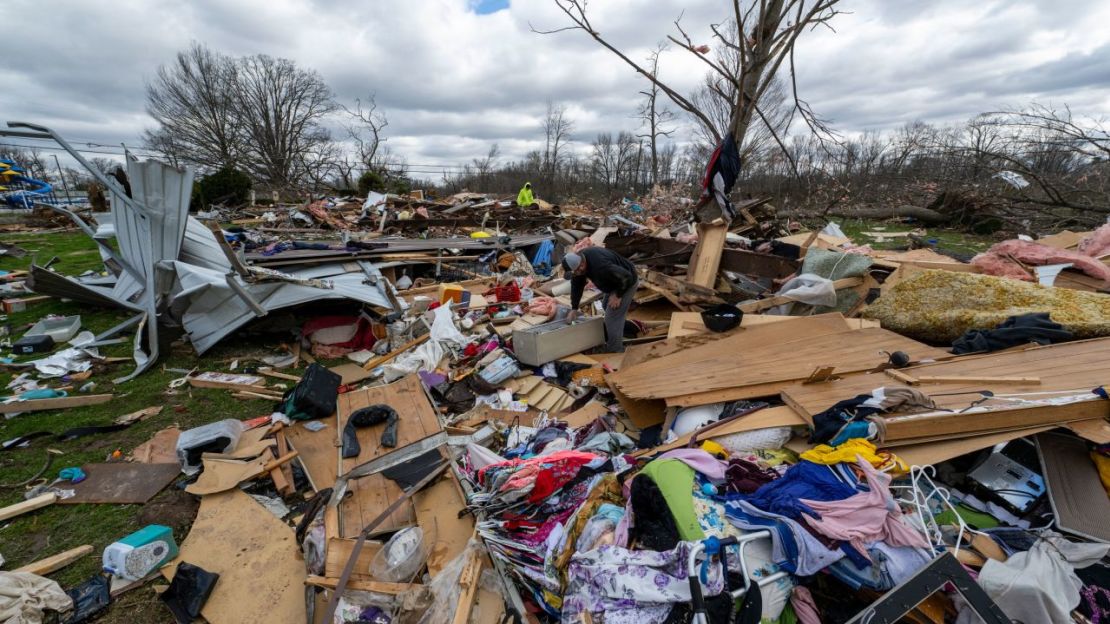 El daño del tornado se ve en Sullivan, Indiana, el sábado 1 de abril de 2023. Doug McSchooler/AP