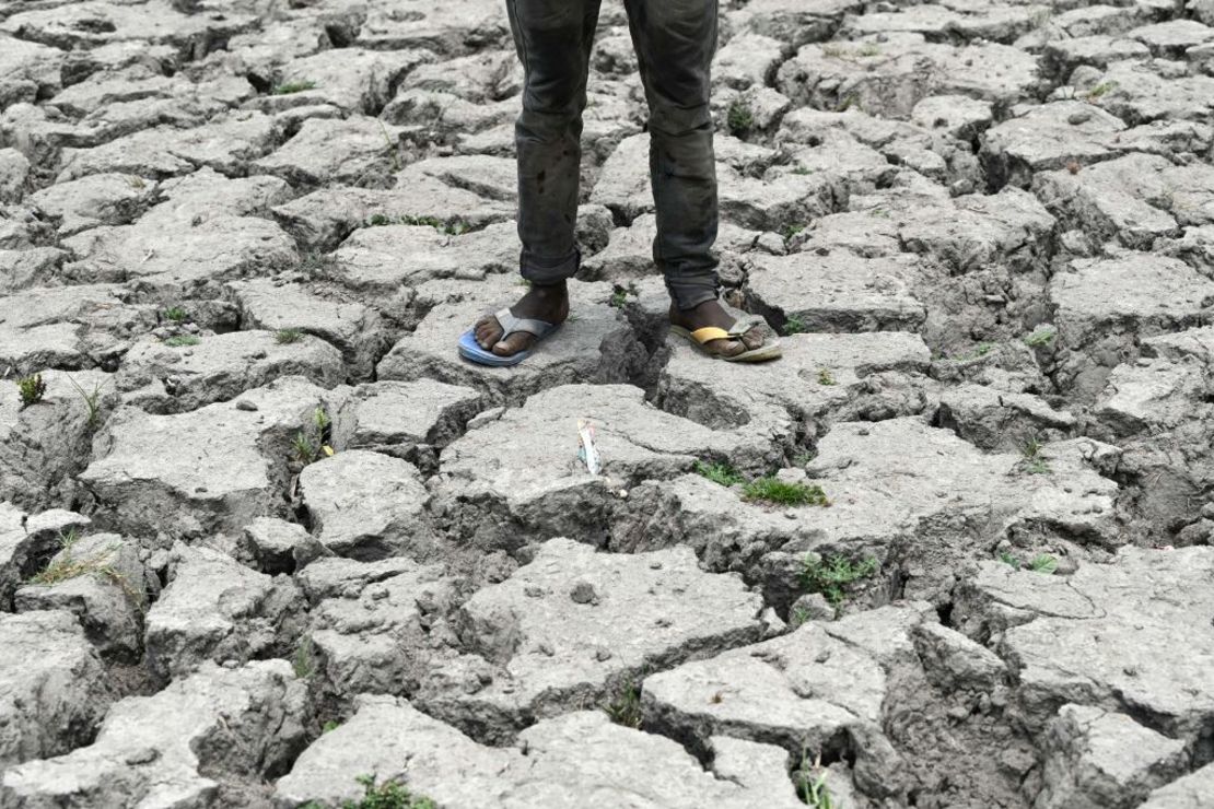 Un hombre parado en un tramo del lecho reseco del río Yamuna en un caluroso día de verano en Nueva Delhi el 28 de junio de 2022.