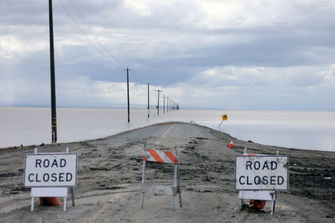 El agua llena el lecho del lago Tulare después de días de fuertes lluvias en Corcoran, California, el 29 de marzo de 2023. David Swanson/Reuters