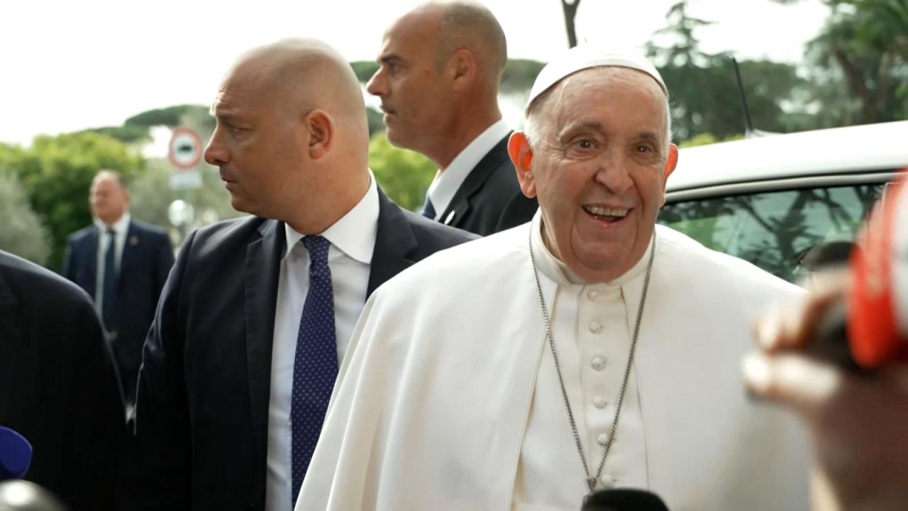 CNNE 1369633 - el papa francisco sale del hospital con buen animo