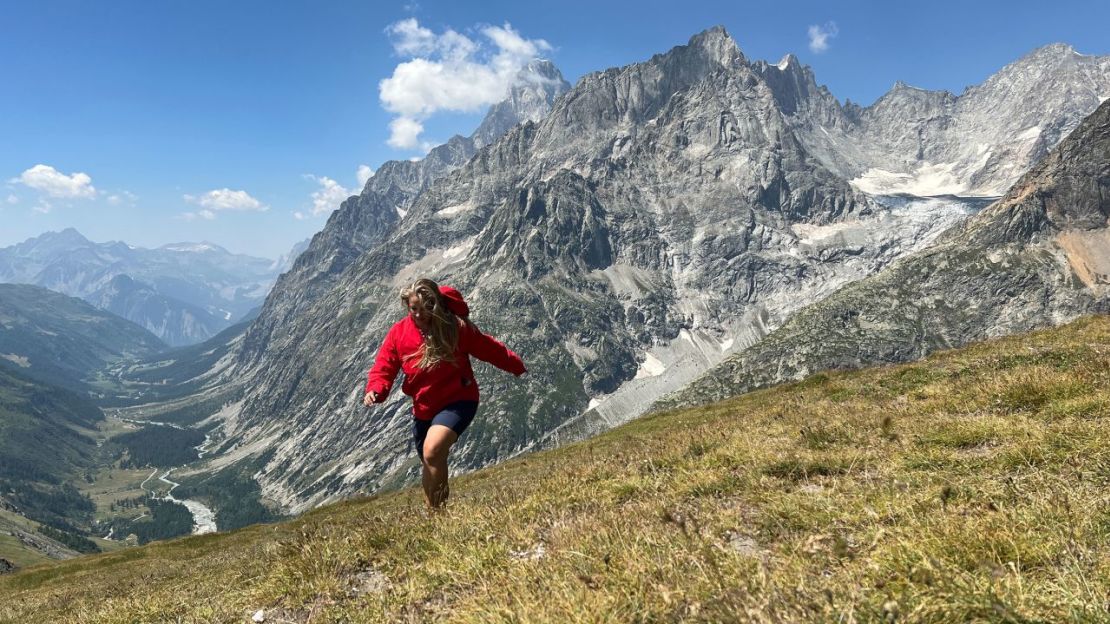 James, caminando cerca del Mont Blanc en la frontera franco-suiza en los Alpes.