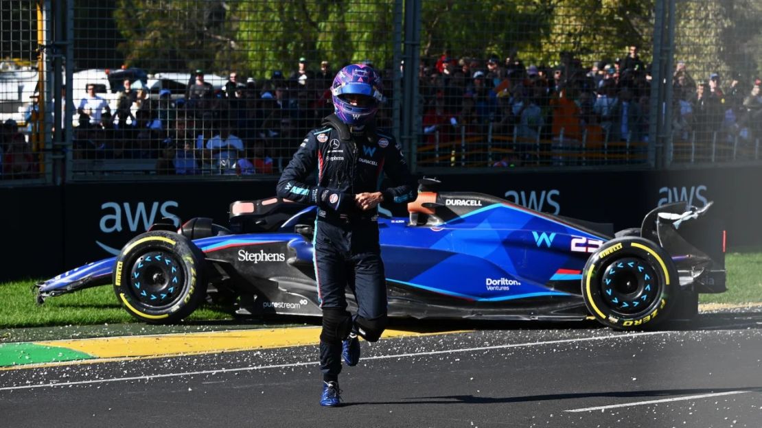 Alexander Albon sale de su automóvil después de un choque que causó una bandera roja. Crédito: Clive Mason/Formula 1/Getty Images