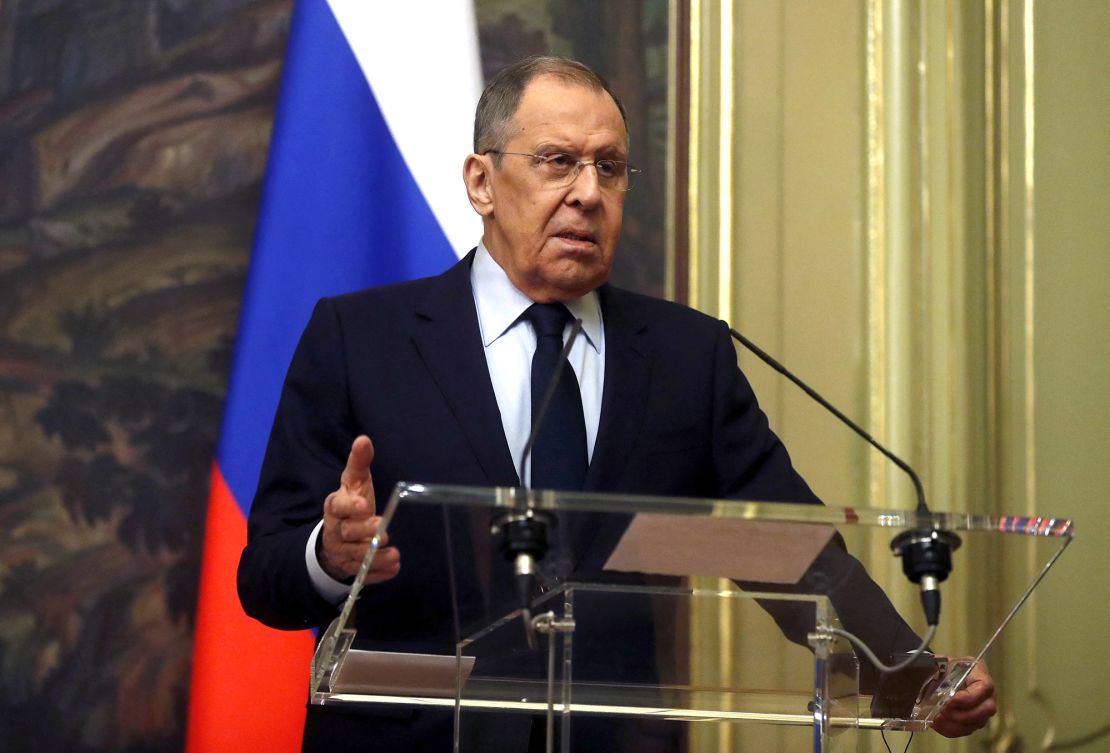 El ministro de Relaciones Exteriores de Rusia, Sergey Lavrov, habla en una conferencia de prensa en Moscú, el 30 de marzo.