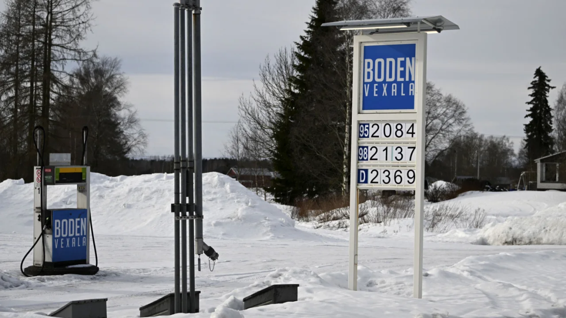 El precio del combustible supera los 2 euros por litro en una gasolinera Boden de Vexala, al oeste de Finlandia, el 10 de marzo de 2022.