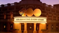 CNNE 1369896 - warner bros- cumple 100 anos- pionero en la industria del cine