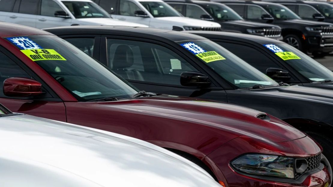 Vehículos usados a la venta en un concesionario de Richmond, California, en febrero.