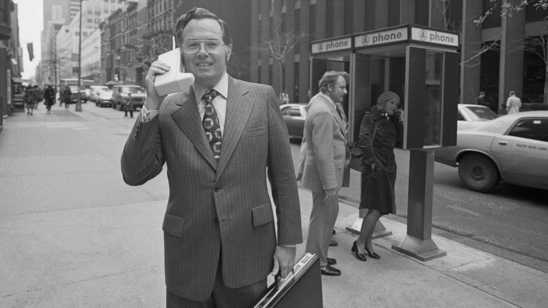 El vicepresidente de Motorola, Jonh F. Mitchell, muestra la facilidad de uso del nuevo producto de la empresa, el radioteléfono portátil Dyna T-A-C, en Nueva York, el 3 de abril de 1973.