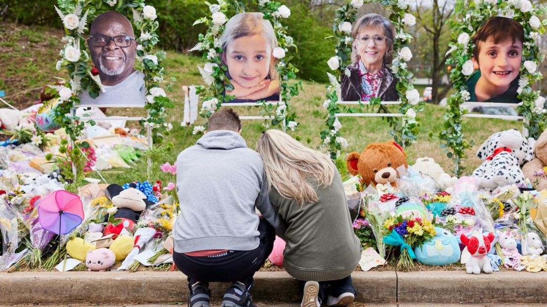 Una pareja ante las ofrendas para las víctimas del tiroteo en la escuela en Nashville.