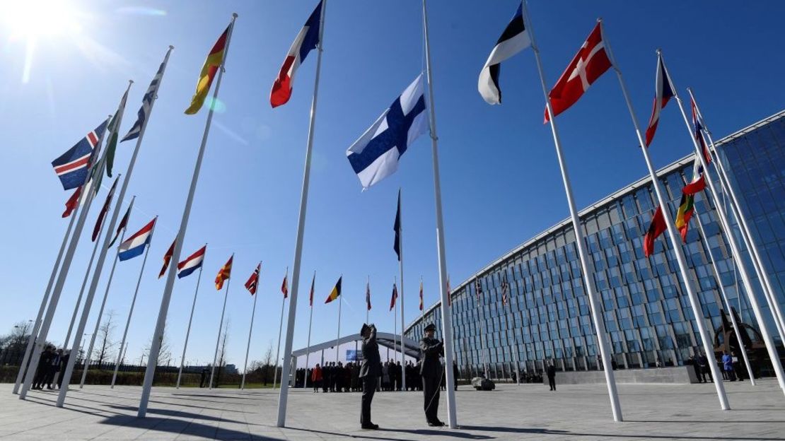 Personal militar instala la bandera nacional de Finlandia en la sede de la OTAN en Bruselas, el 4 de abril de 2023.