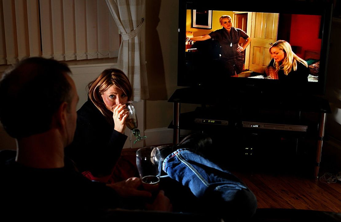 Una pareja mirando una serie de televisión.