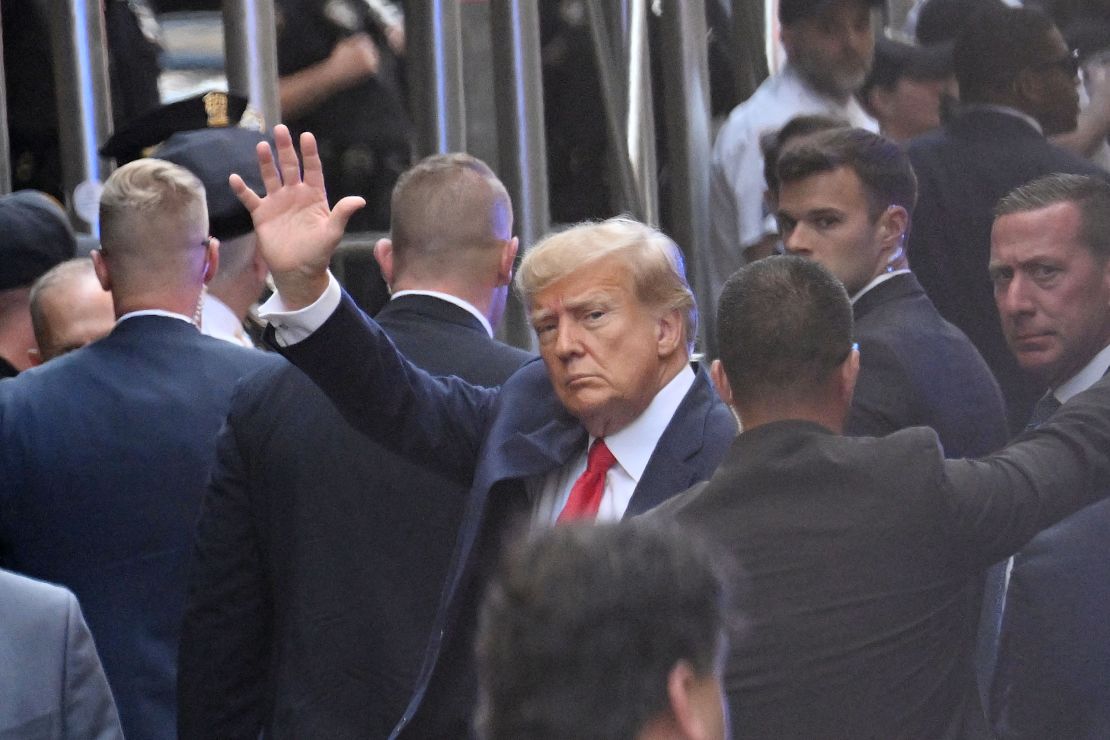 El expresidente de los Estados Unidos, Donald Trump, llega antes de su lectura de cargos en el Tribunal Federal de Manhattan, en la ciudad de Nueva York, el 4 de abril de 2023.