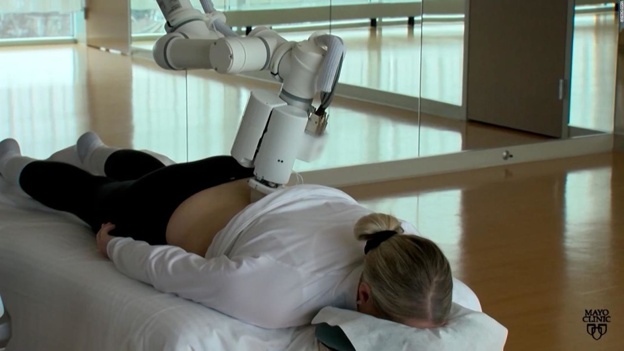 CNNE 1370805 - conoce este robot masajeador para tratar tu dolor de espalda