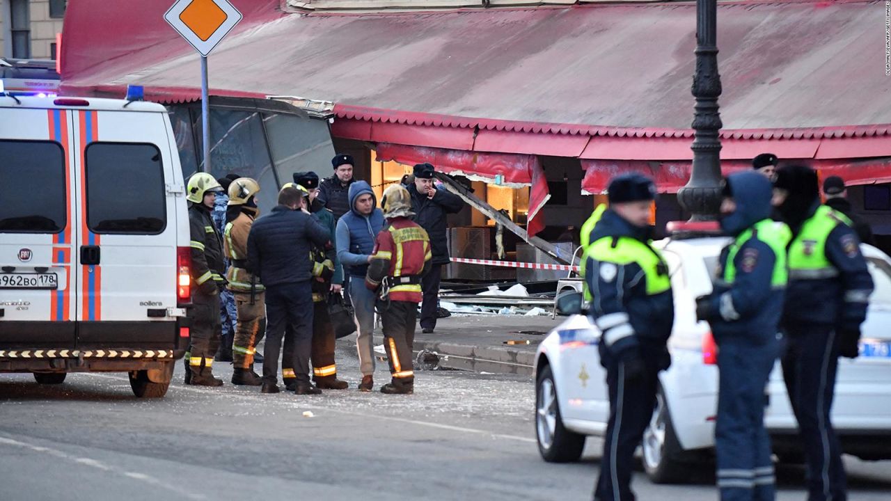 CNNE 1370854 - explosion en cafe de san petersburgo mata a bloguero ruso