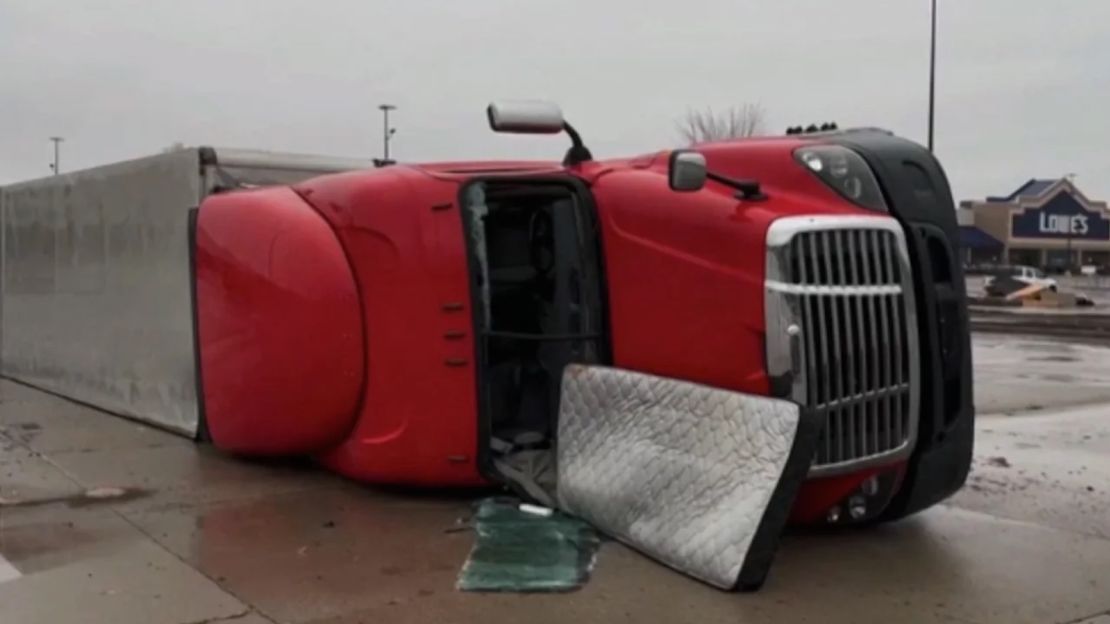 Mal tiempo en Illinois volcó un camión el martes cerca de Moline, que bordea el río Mississippi.