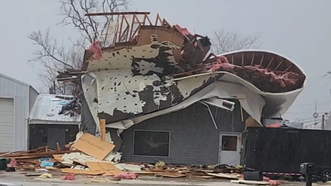 Graves tormentas produjeron un posible tornado este martes en Colona, Illinois.