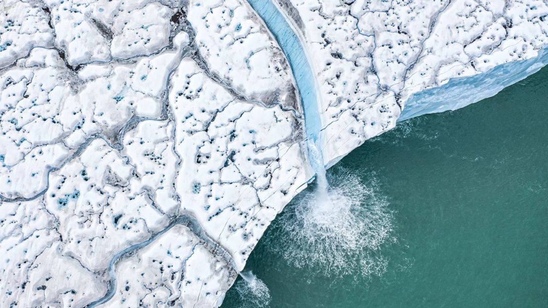 Vista aérea del deshielo del casquete glaciar de Austfonna durante el verano de 2020, poco después de que el archipiélago de Svalbard registrara su temperatura más alta desde que hay registros.