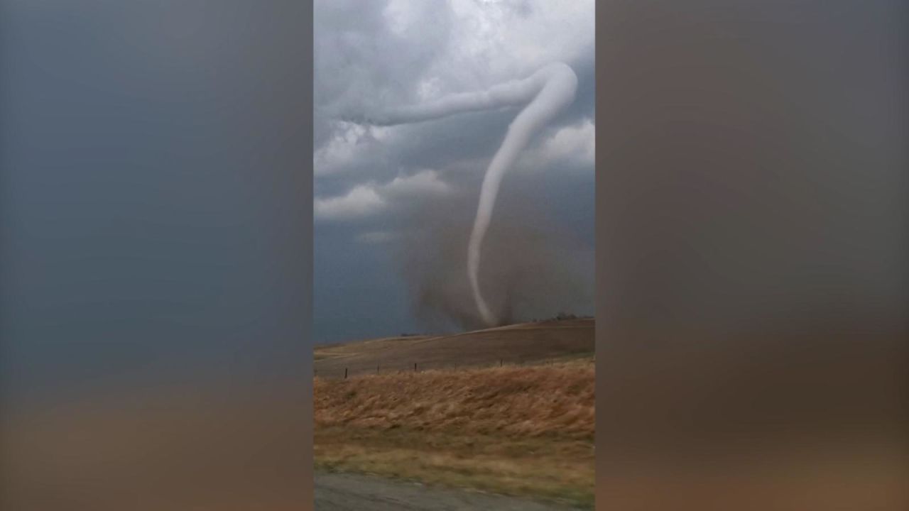 CNNE 1371479 - poderoso tornado azota un campo en iowa