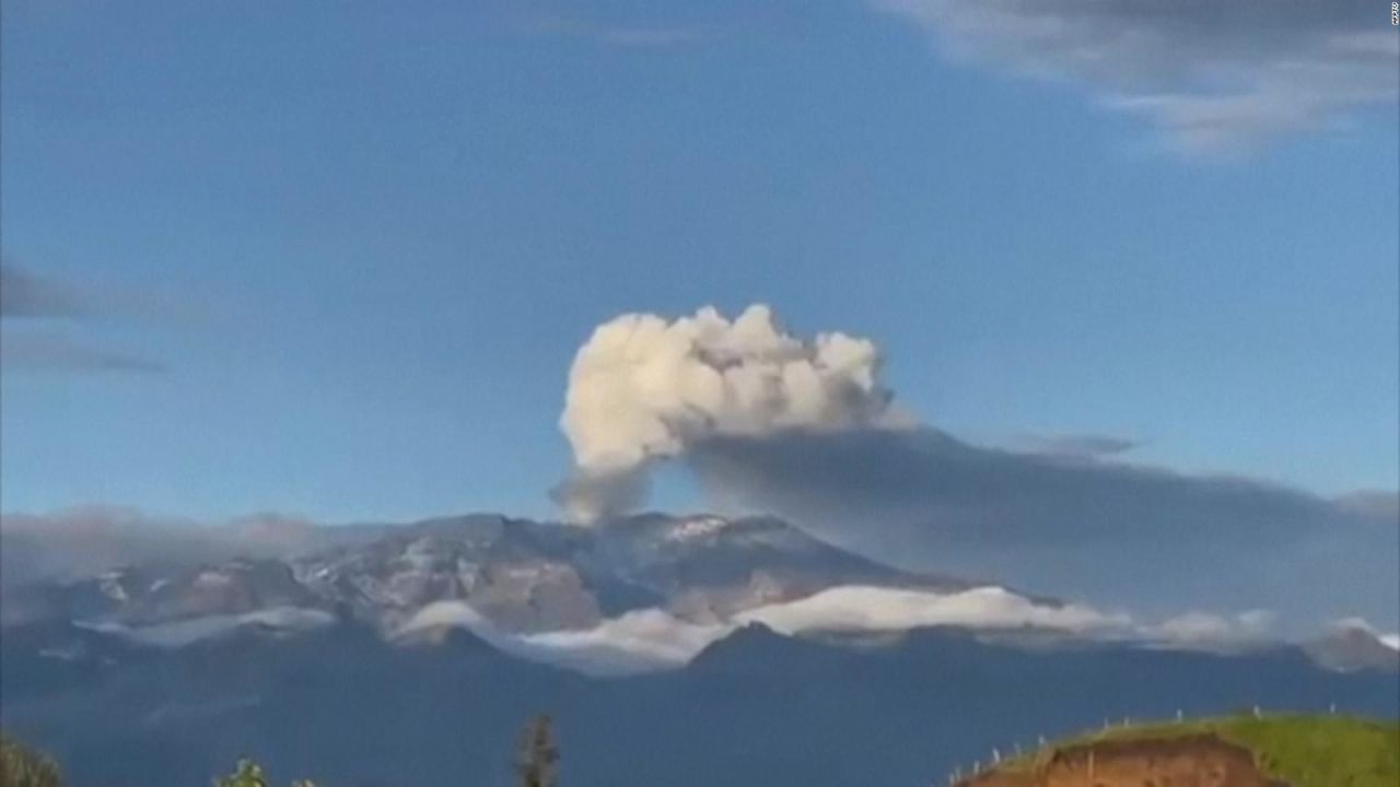 CNNE 1371493 - el humo del volcan nevado de ruiz alcanza los 1-500 metros