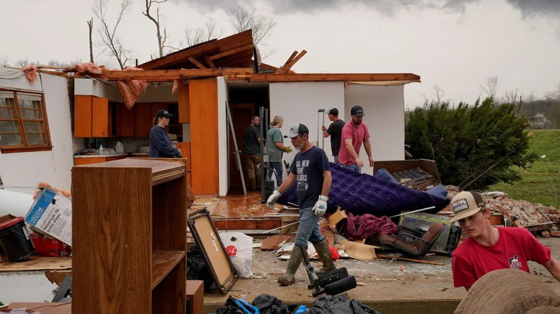 Amigos y familiares recuperan artículos de una casa en Glenallen, Missouri, el miércoles.