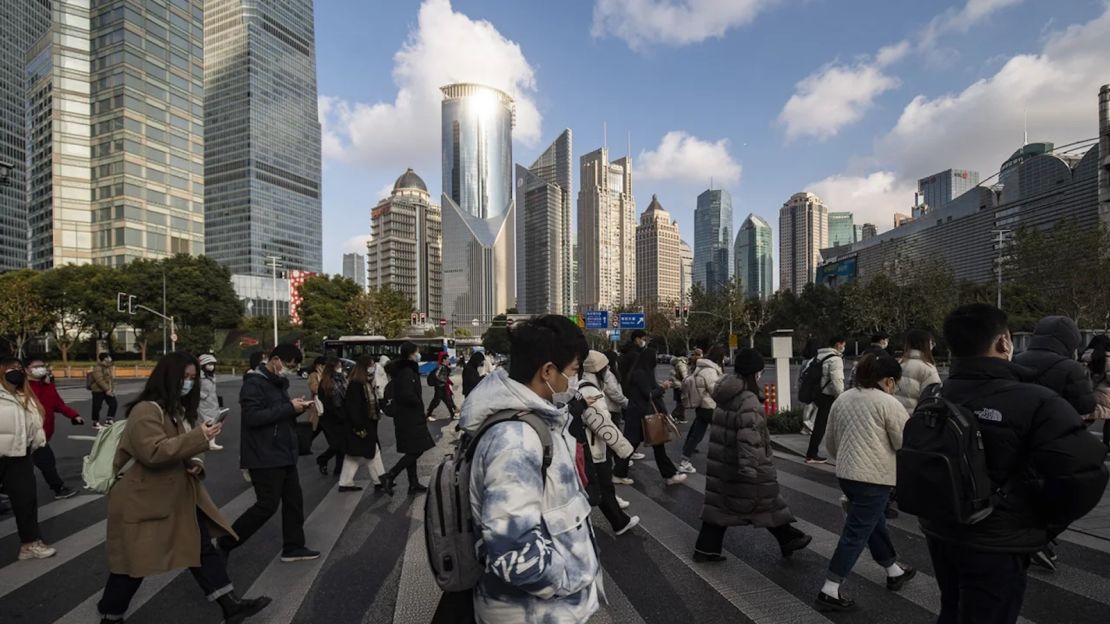 Peatones en el distrito financiero Lujiazui de Pudong en Shanghái en enero de 2023.