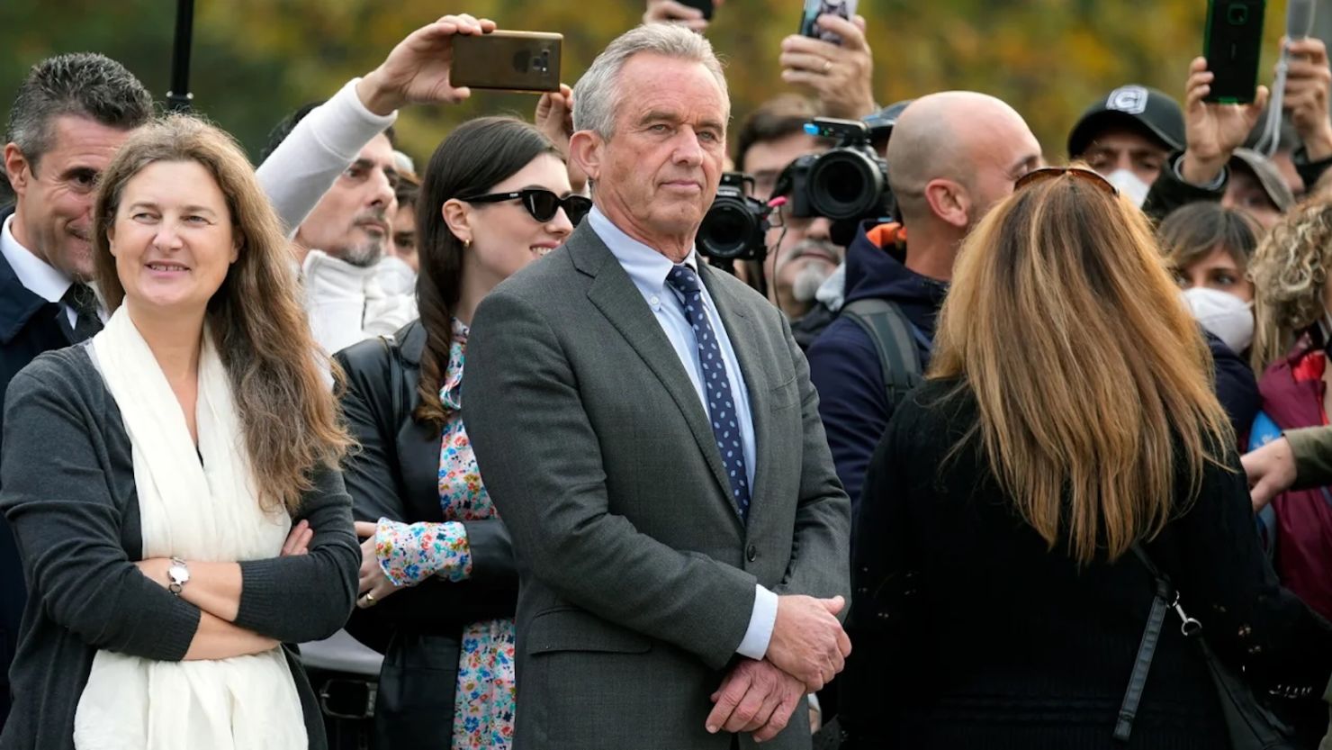 Robert F. Kennedy Jr. participa en una protesta contra el pase verde de vacunación contra el covid-19 en Milán, Italia, el 13 de noviembre de 2021.