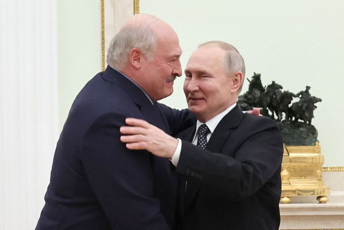 El presidente de Rusia, Vladimir Putin, se reúne con el presidente de Belarús, Alexander Lukashenko, en el Kremlin, en Moscú, el 5 de abril de 2023.