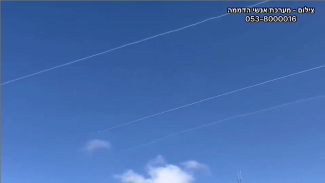 CNNE 1371714 - una captura de video de los cohetes que cayeron en israel este jueves-