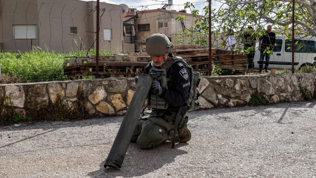 Un miembro de la unidad de desactivación de explosivos de la policía israelí inspecciona los restos de un proyectil disparado desde Líbano e interceptado por Israel en la localidad norteña de Fassuta este jueves.