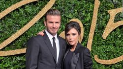 CNNE 1371825 - david y victoria beckham toman clases de salsa