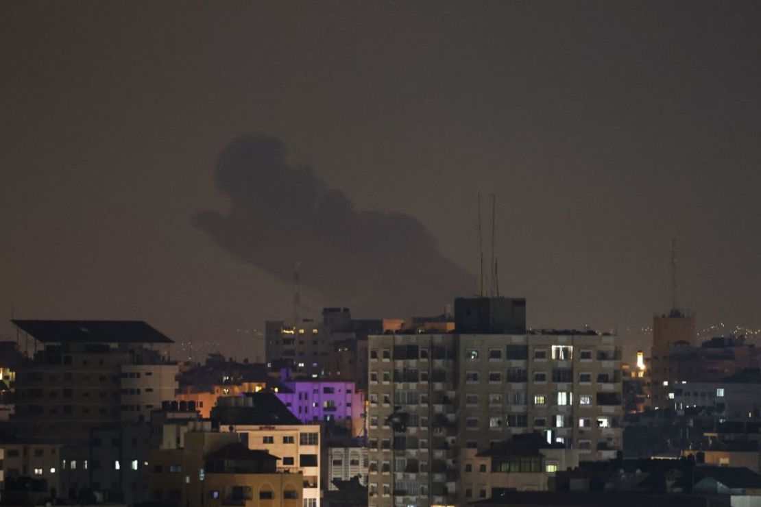 Humo en la ciudad de Gaza el 6 de abril de 2023. Crédito: MOHAMMED ABED/AFP a través de Getty Images