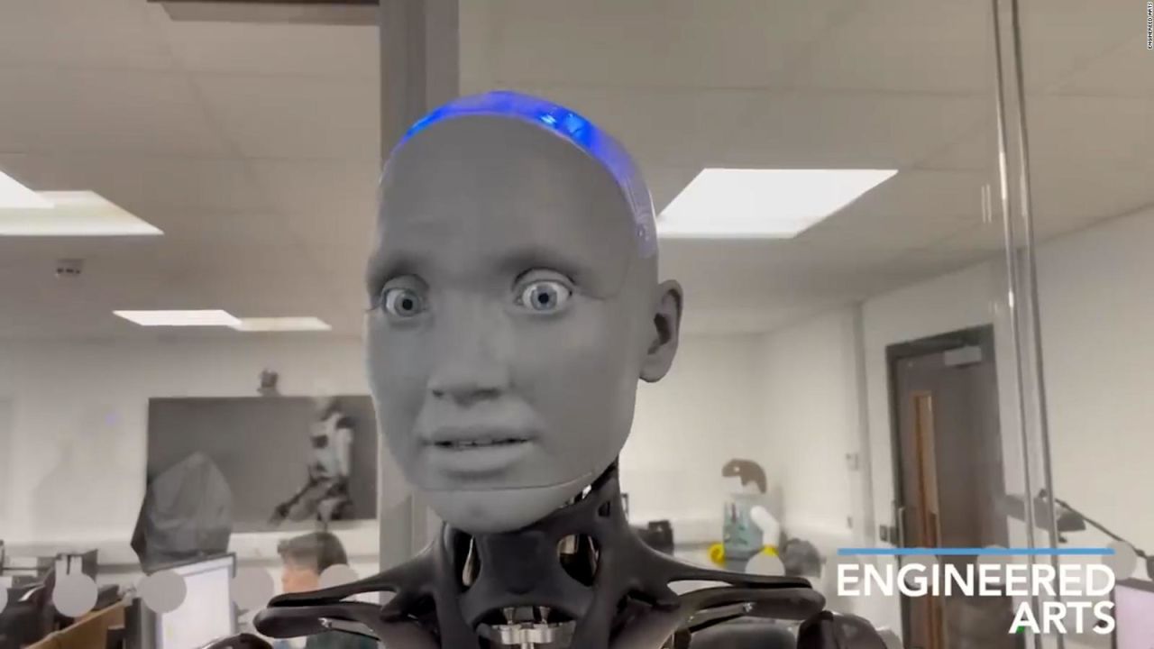 CNNE 1372152 - un robot humanoide responde preguntas y expresa emociones