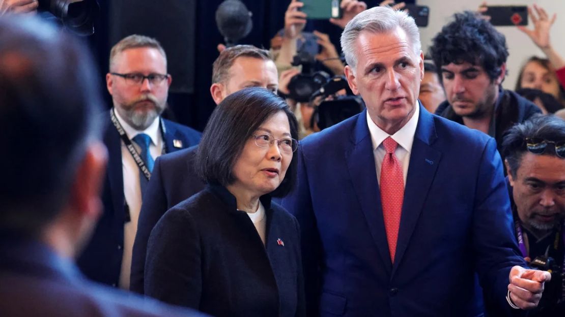 La presidenta de Taiwán, Tsai Ing-wen, se reúne con el presidente de la Cámara de Representantes de EE.UU., Kevin McCarthy, en la Biblioteca Presidencial Ronald Reagan en Simi Valley, California, el 5 de abril.