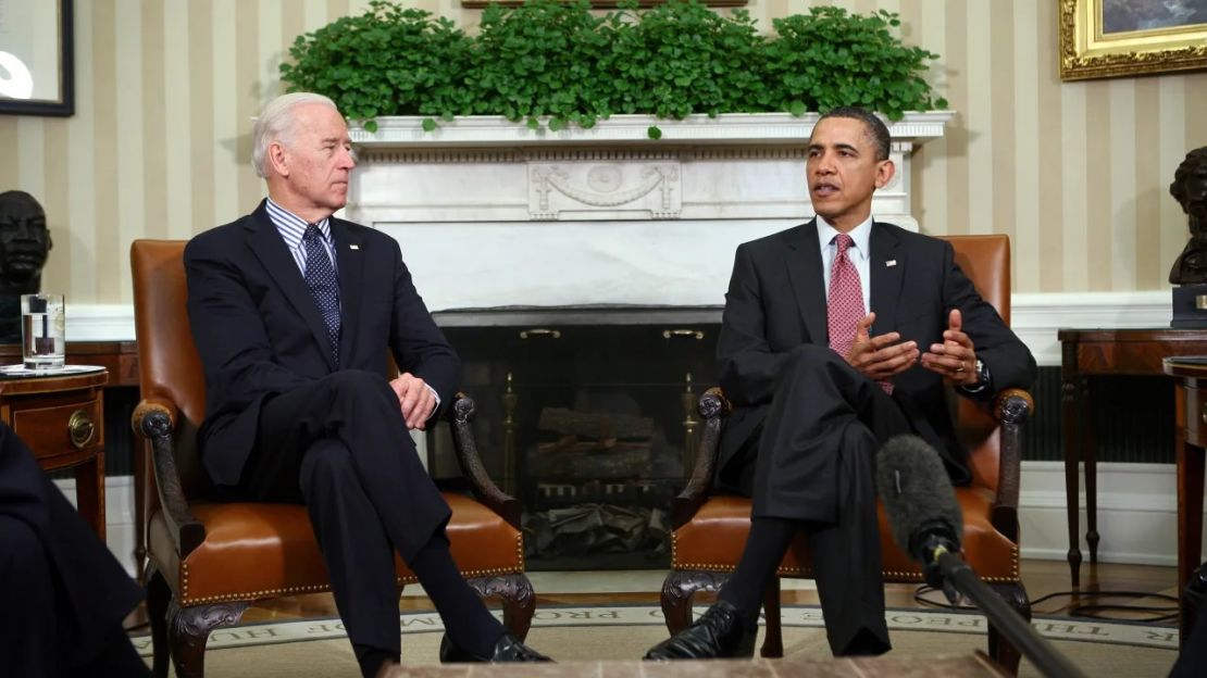 El presidente Barack Obama (der.) mantiene una reunión con el vicepresidente Joe Biden en la Oficina Oval de la Casa Blanca el 14 de abril de 2011 en Washington. Crédito: Gary Fabiano/Piscina/Getty Imágenes