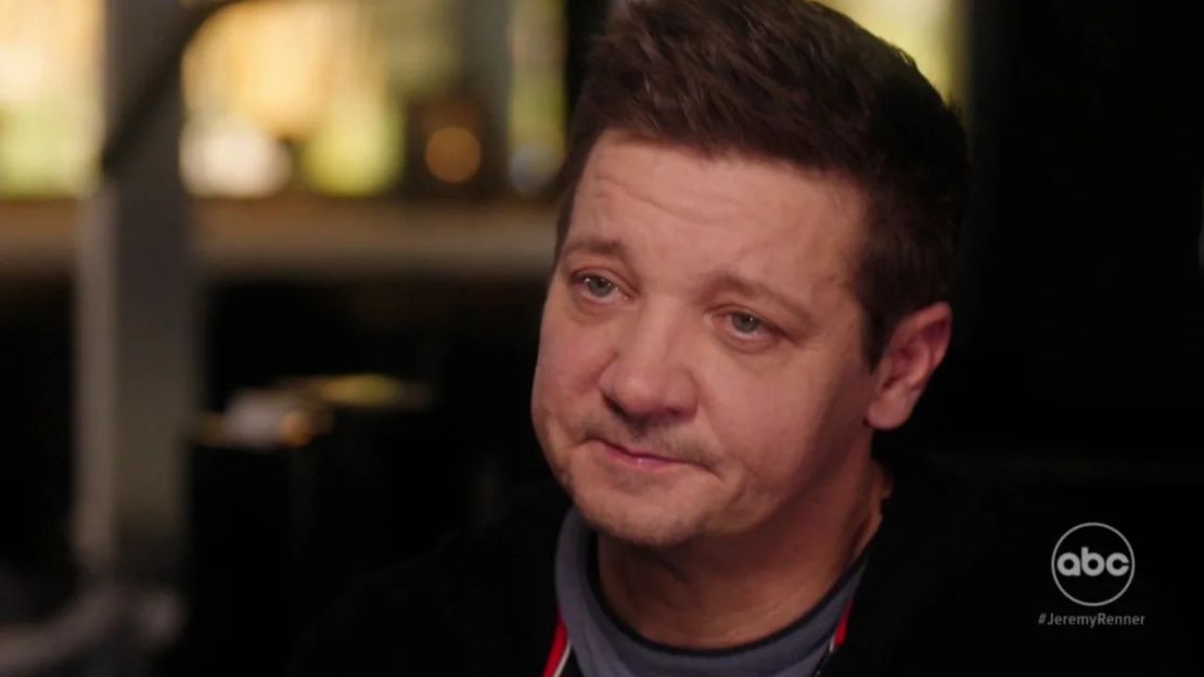 Jeremy Renner habla con Diane Sawyer en ABC News.