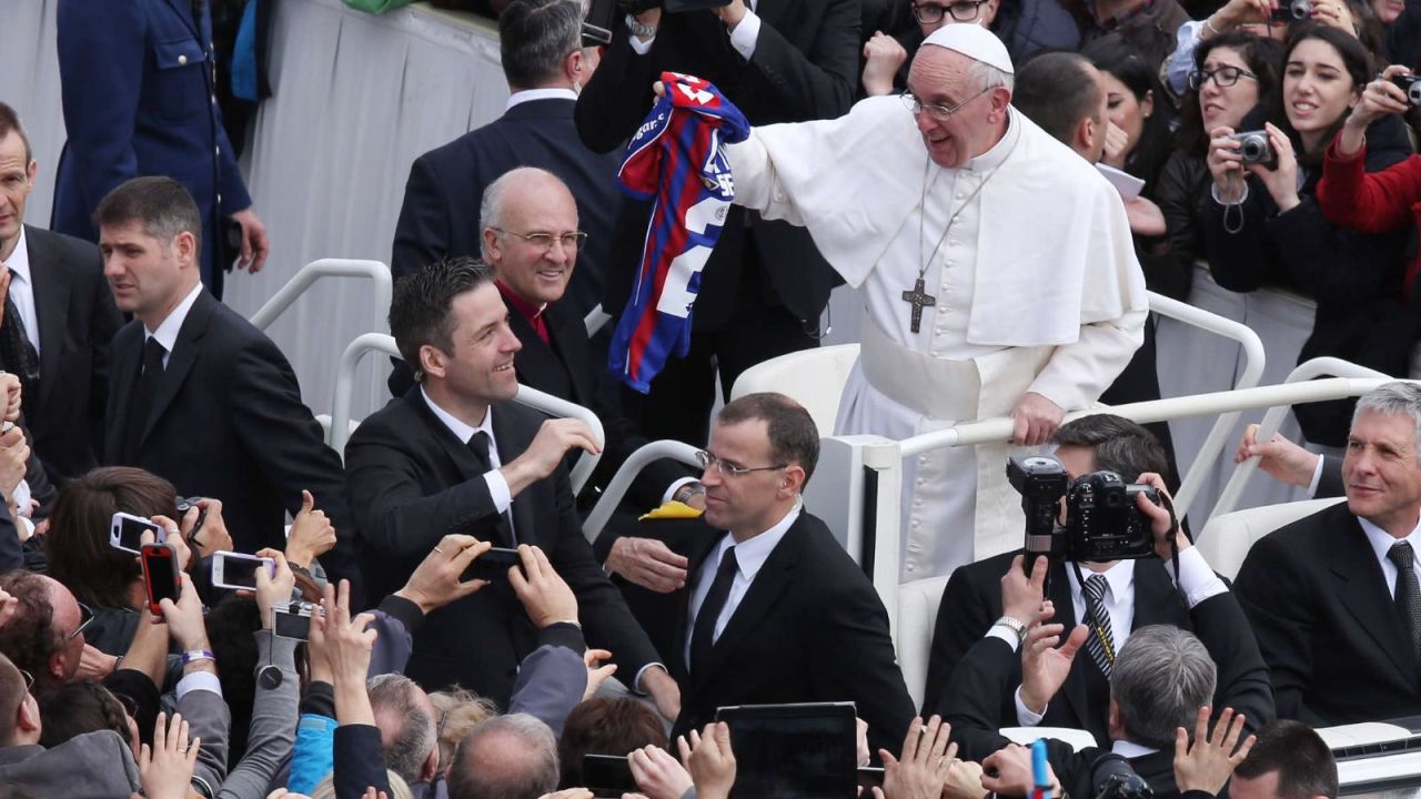 CNNE 1372652 - el papa francisco y su pasion por el futbol