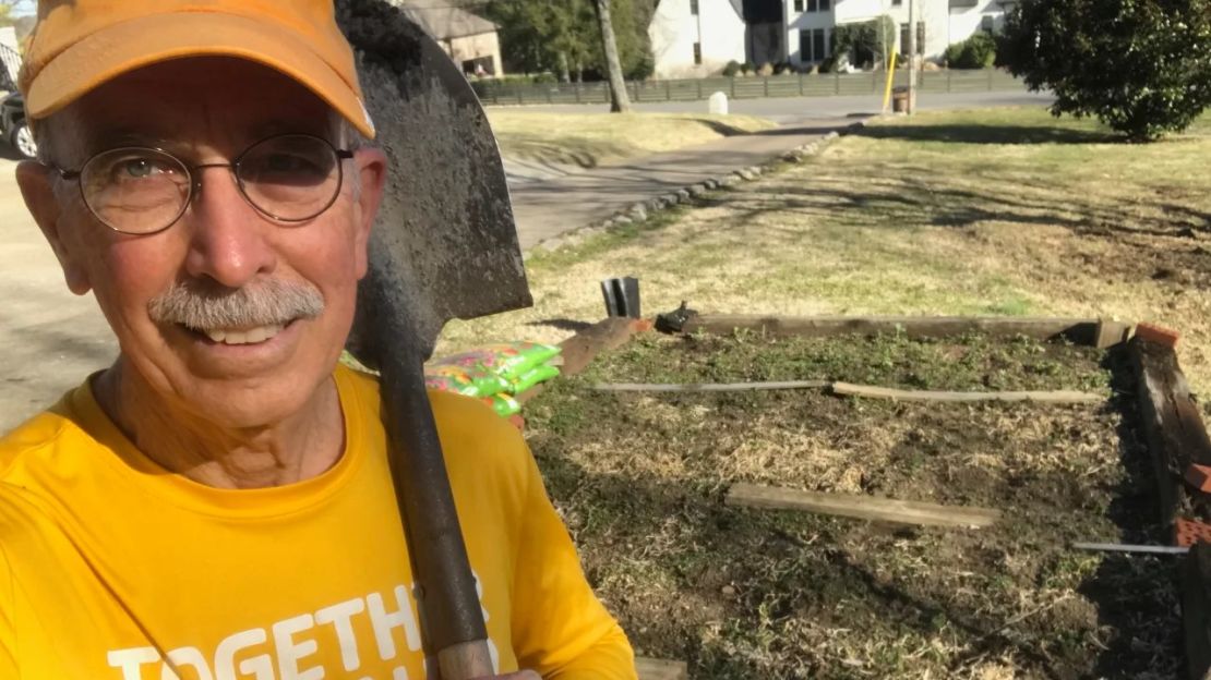 Tom Adkinson, residente en Nashville de 72 años, dice que remueve a mano la tierra de sus tres jardines.