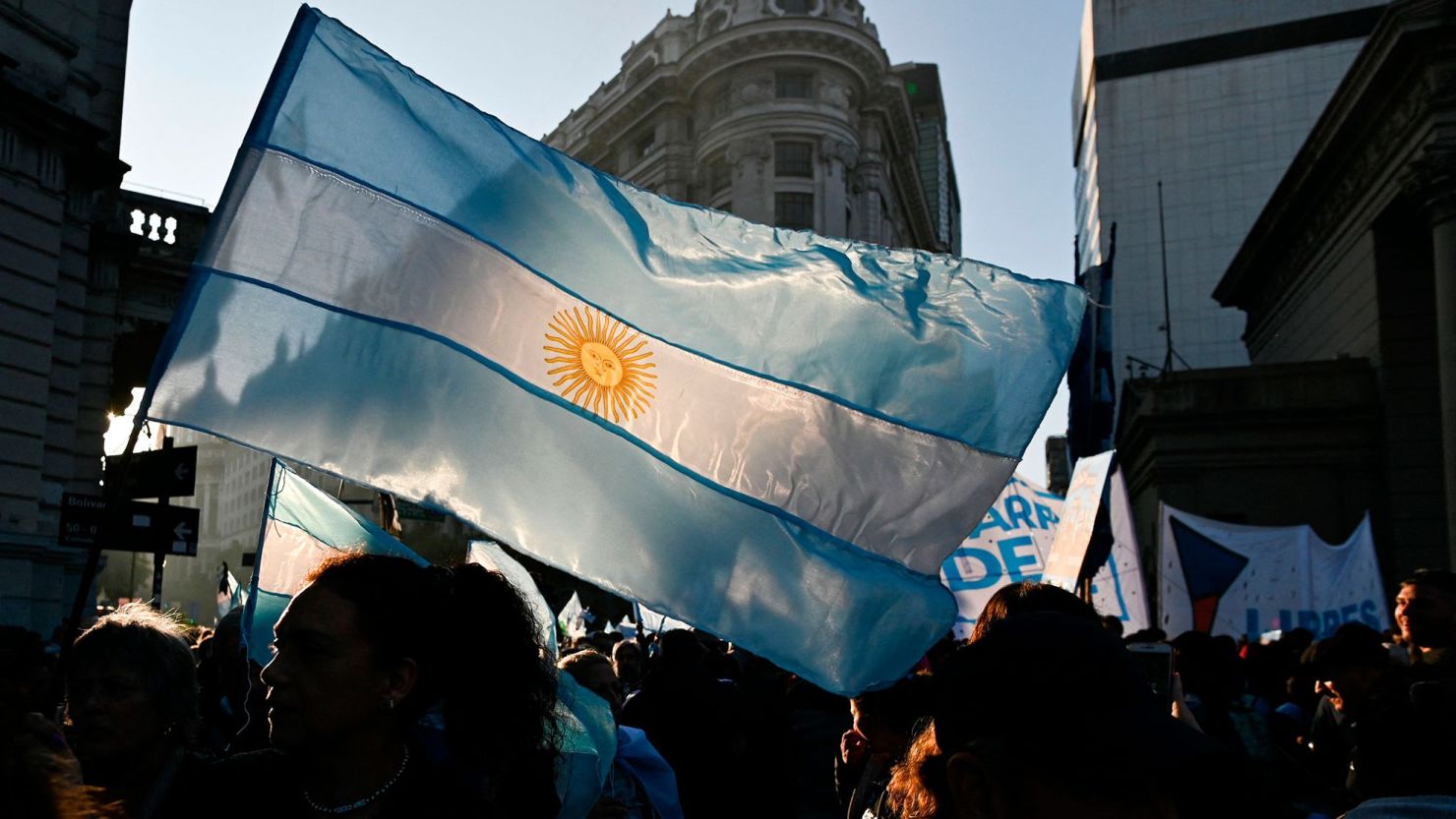 Personas en Buenos Aires el 9 de julio de 2022. Crédito: LUIS ROBAYO/AFP via Getty Images