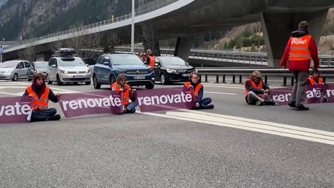 CNNE 1372910 - activistas en suiza se plantan en el piso de una carretera para protestar
